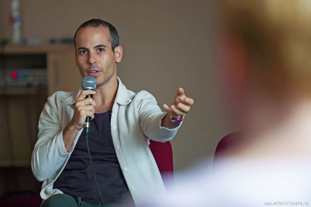 Iván Gómez impartiendo este taller "The Challenge of Being" para profesionales que trabajan en cuidados paliativos pediátricos en el Hospice de niños de Pécs, Hungría